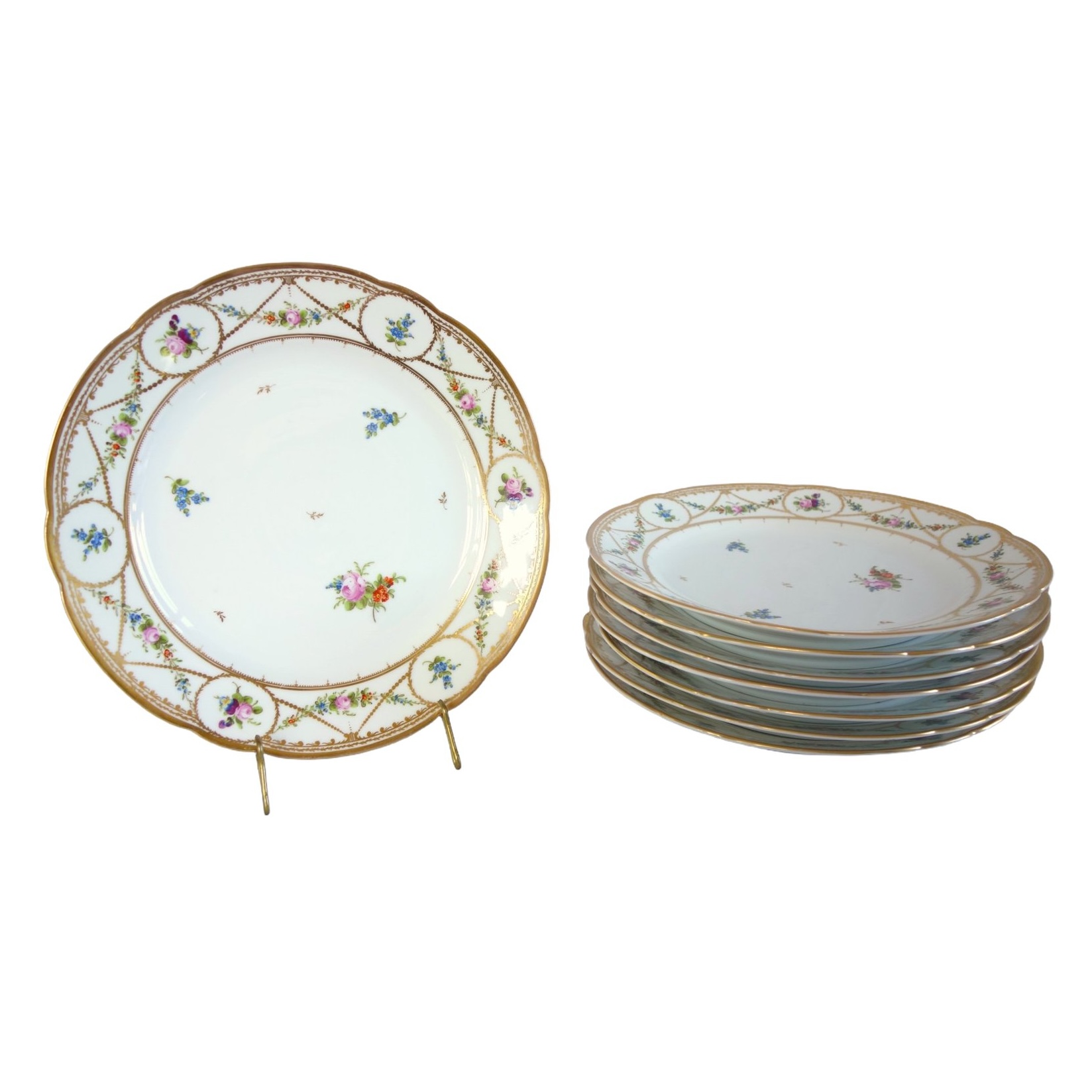 Manufacture de Nyon : 8 assiettes de table en porcelaine polychrome & or, époque XVIIIe siècle