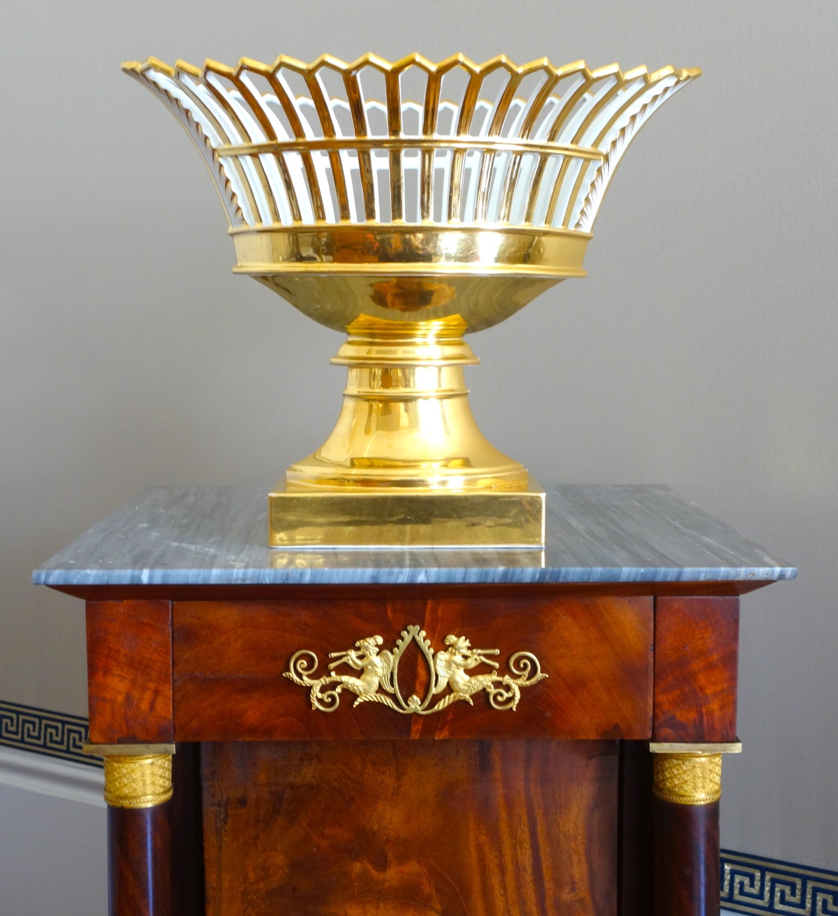 Détail — Coupe ajourée de forme navette, porcelaine de Paris dorée à l'or, époque Empire / Restauration