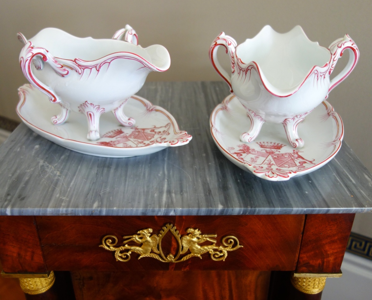 Detail — Luneville - pair of Louis XV style earthenware sauce boats - coat of arms and crown of count