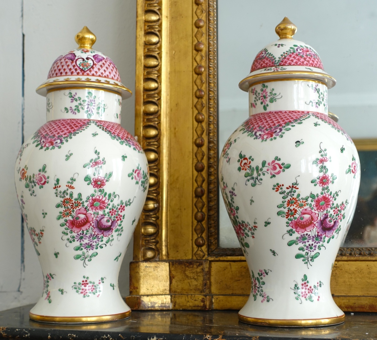 Détail — Paire de potiches en porcelaine dans le goût de la Chine - famille rose - Manufacture Samson