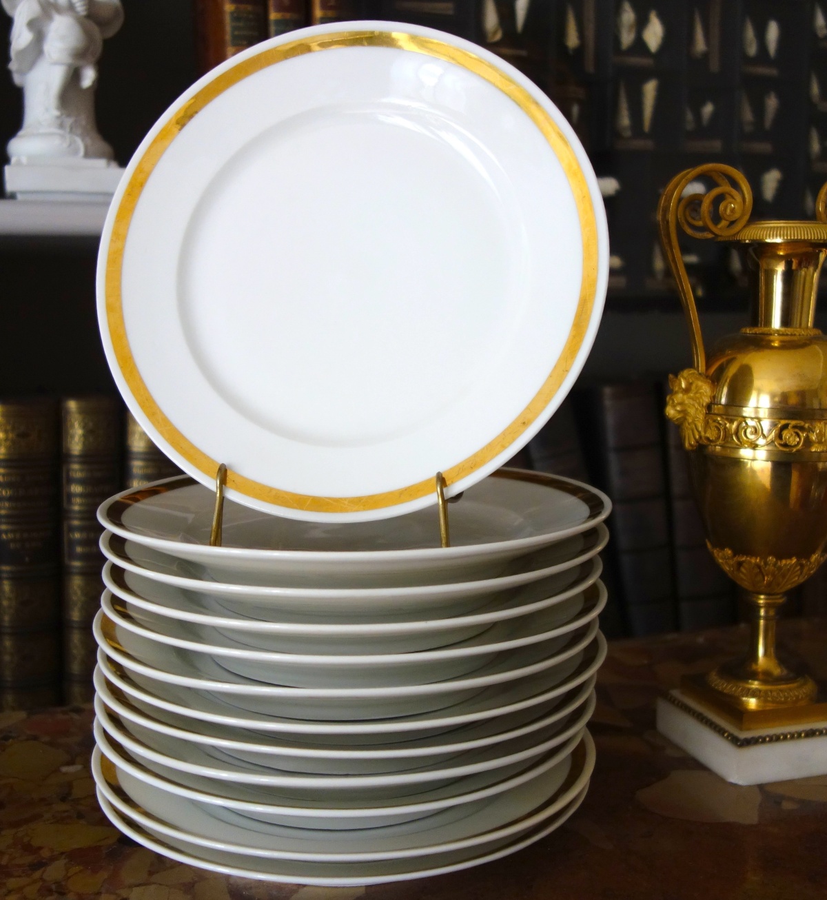 Detail — Set of 12 Paris porcelain dessert plates enhanced with fine gold, early 19th century