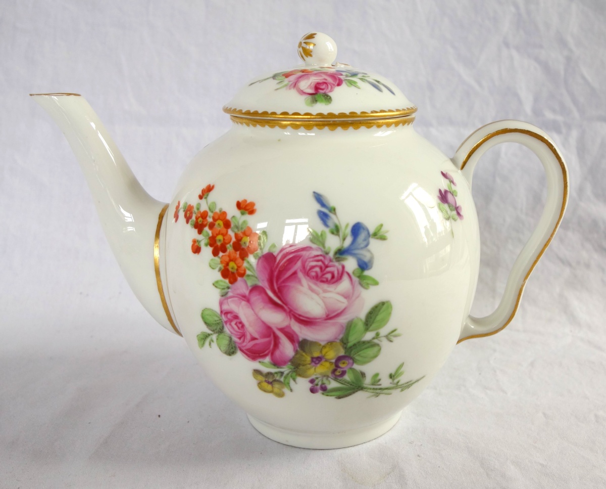 Détail — Théière en porcelaine d'époque Louis XVI attribuée à la Manufacture du duc d'Angoulême, vers 1780
