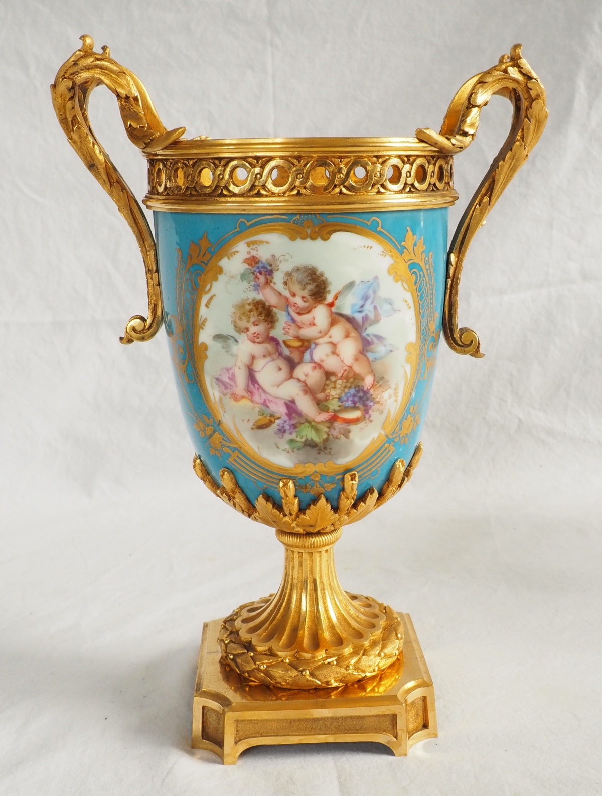 Détail — Vase en porcelaine dans le goût de Sèvres, riche monture Louis XVI en bronze doré