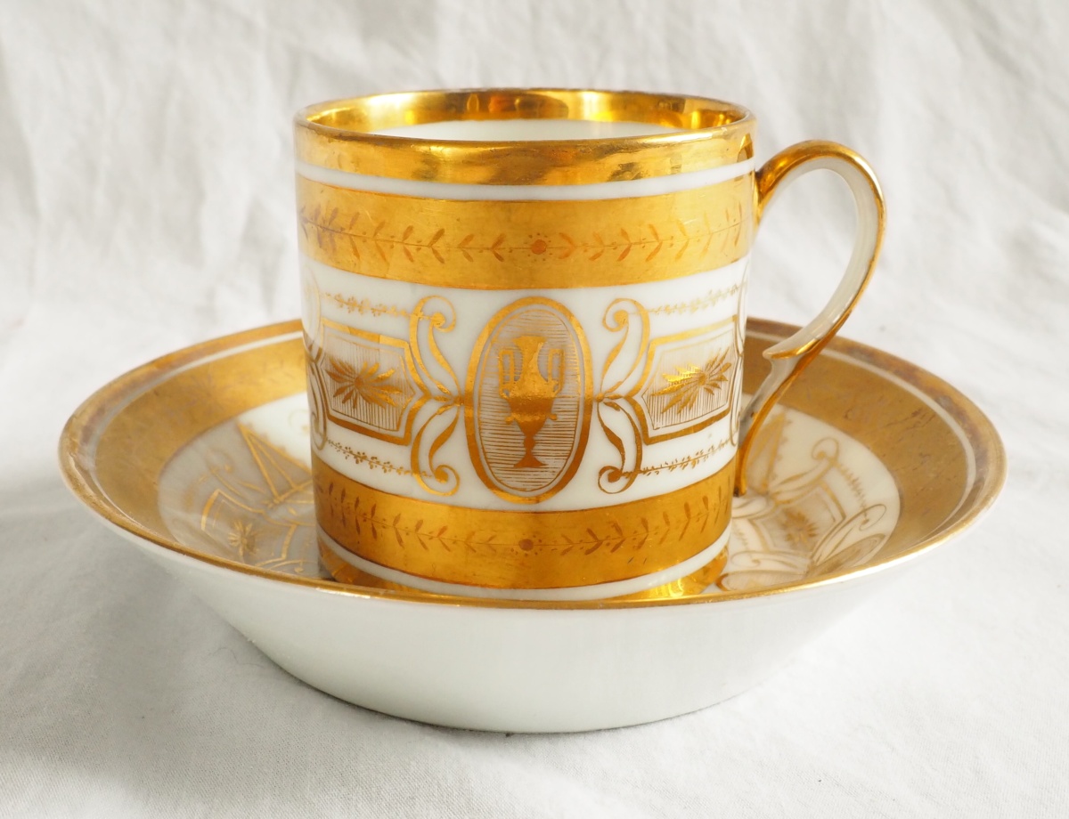 Detail — Paris porcelain litron shaped coffee cup enhanced with fine gold - late 18th century
