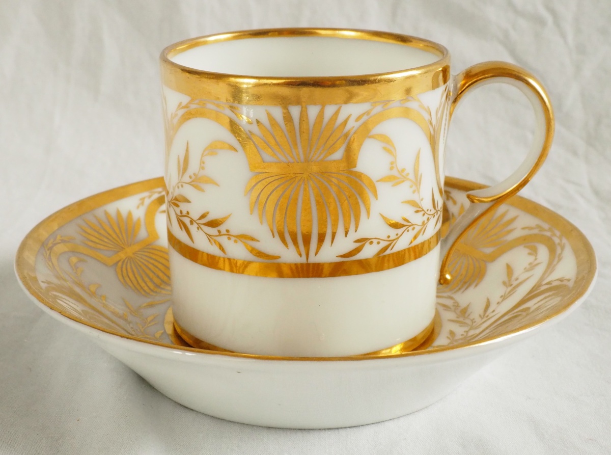 Détail — Tasse litron d'époque Empire attribuée à Darte - porcelaine blanche et or