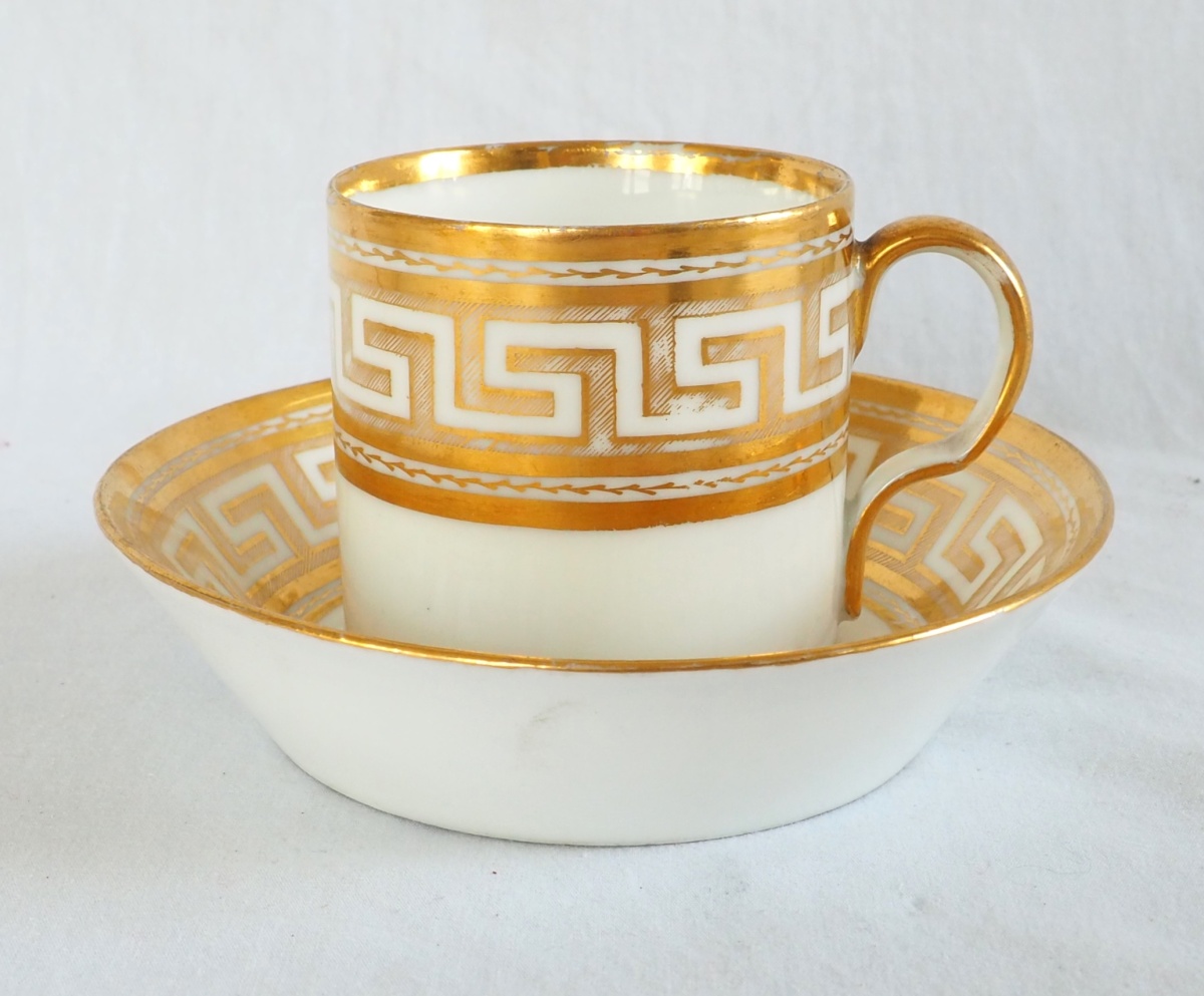 Détail — Tasse litron d'époque Empire en porcelaine blanche et or attribuée à Dagoty
