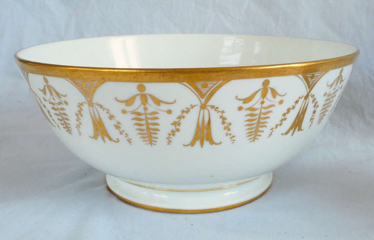 Detail — Empire Paris porcelain biscuit bowl enhanced with fine gold attributed to Locre Manufacture
