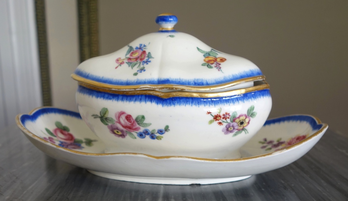 Détail — Manufacture de Sèvres : pot à sucre saucière en porcelaine, époque Louis XVI - signé, daté 1777