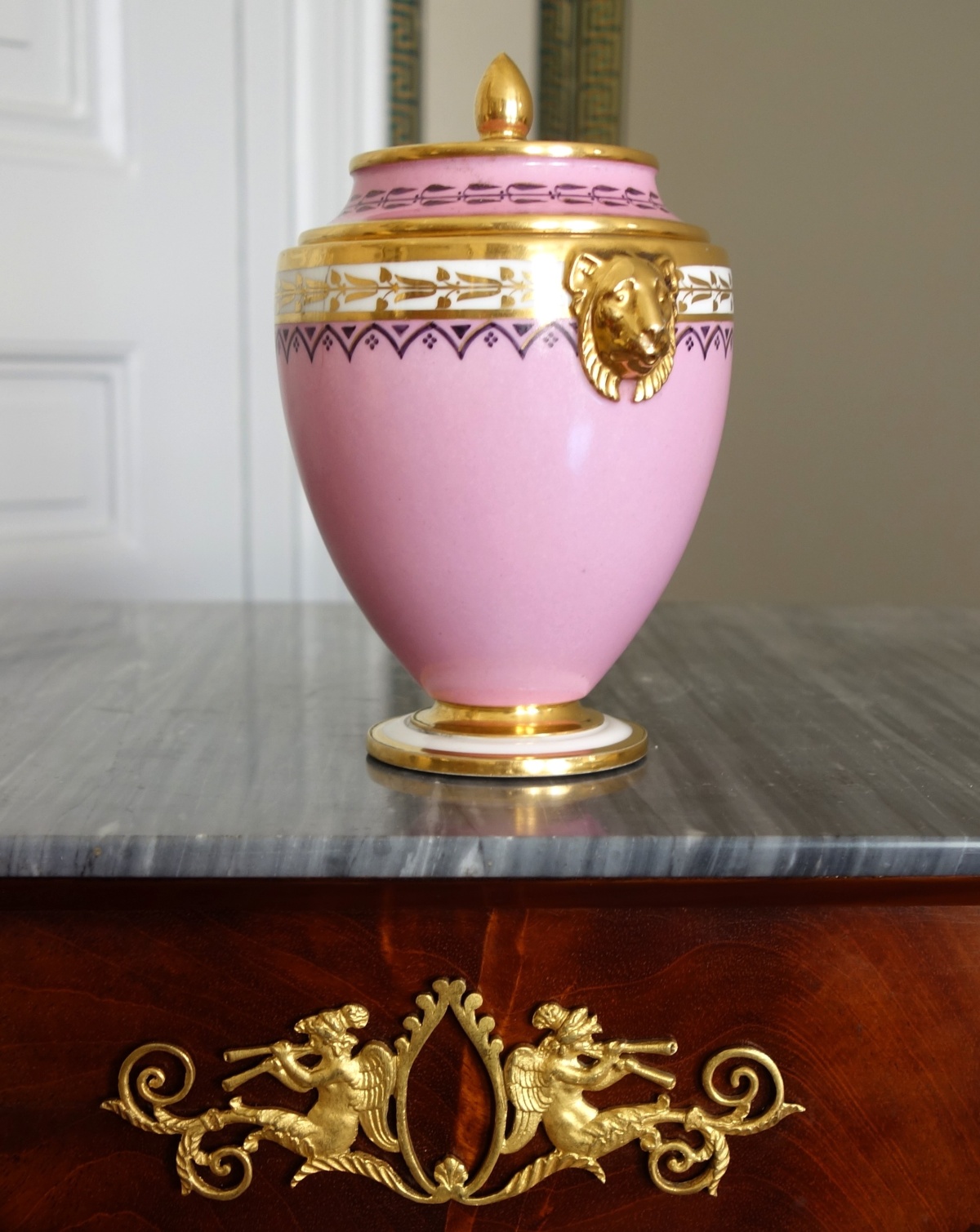 Détail — Manufacture Royale de Sèvres 1821 : sucrier en porcelaine à décor égyptien