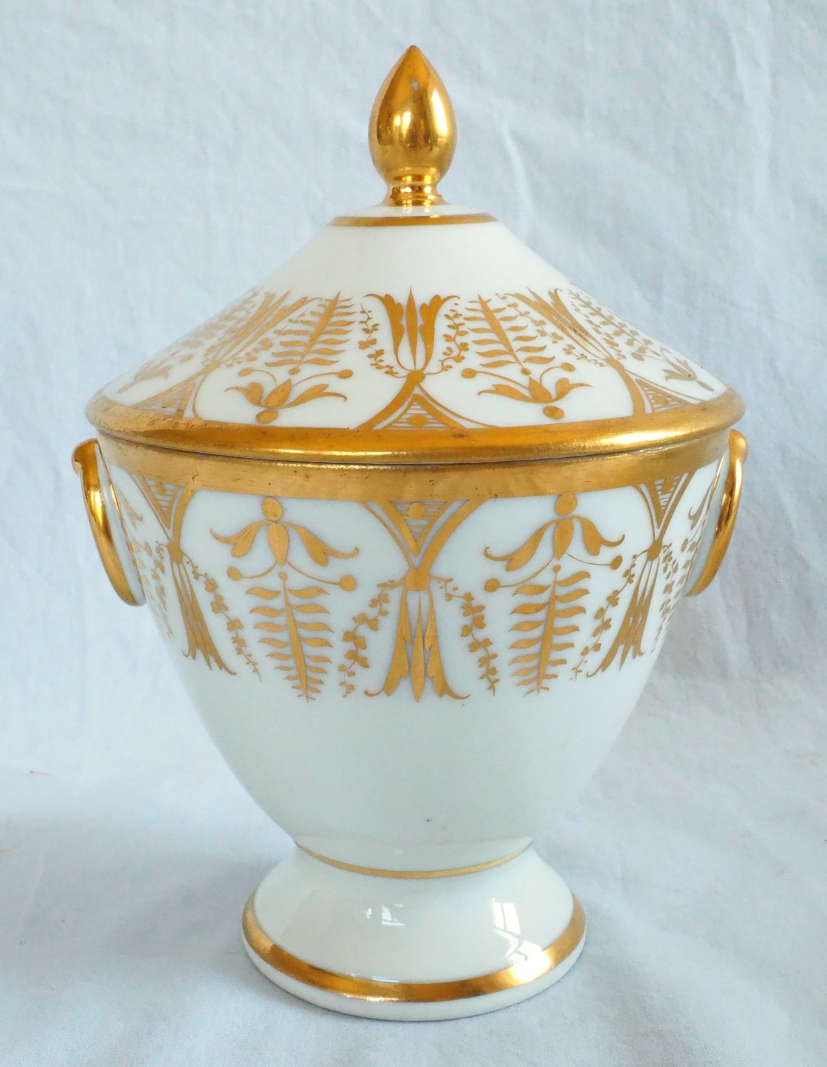 Détail — Sucrier bonbonnière d'époque Empire en porcelaine blanche et or attribué à Locré
