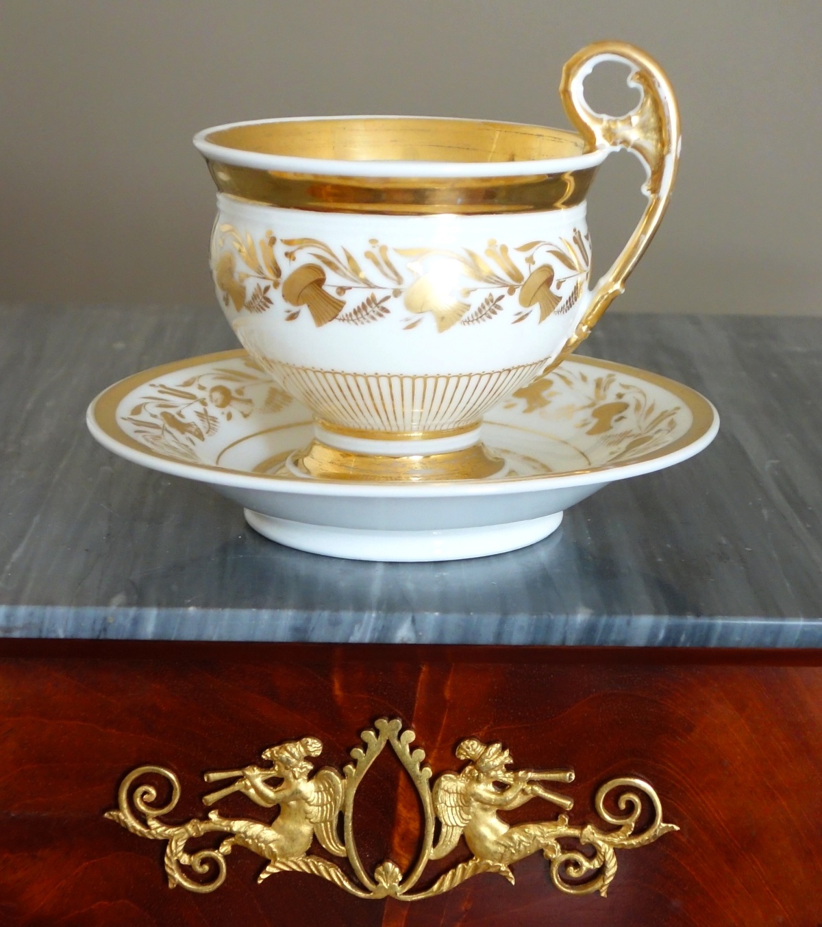 Détail — Grande tasse à petit-déjeuner / à chocolat en porcelaine de Paris dorée, époque Empire