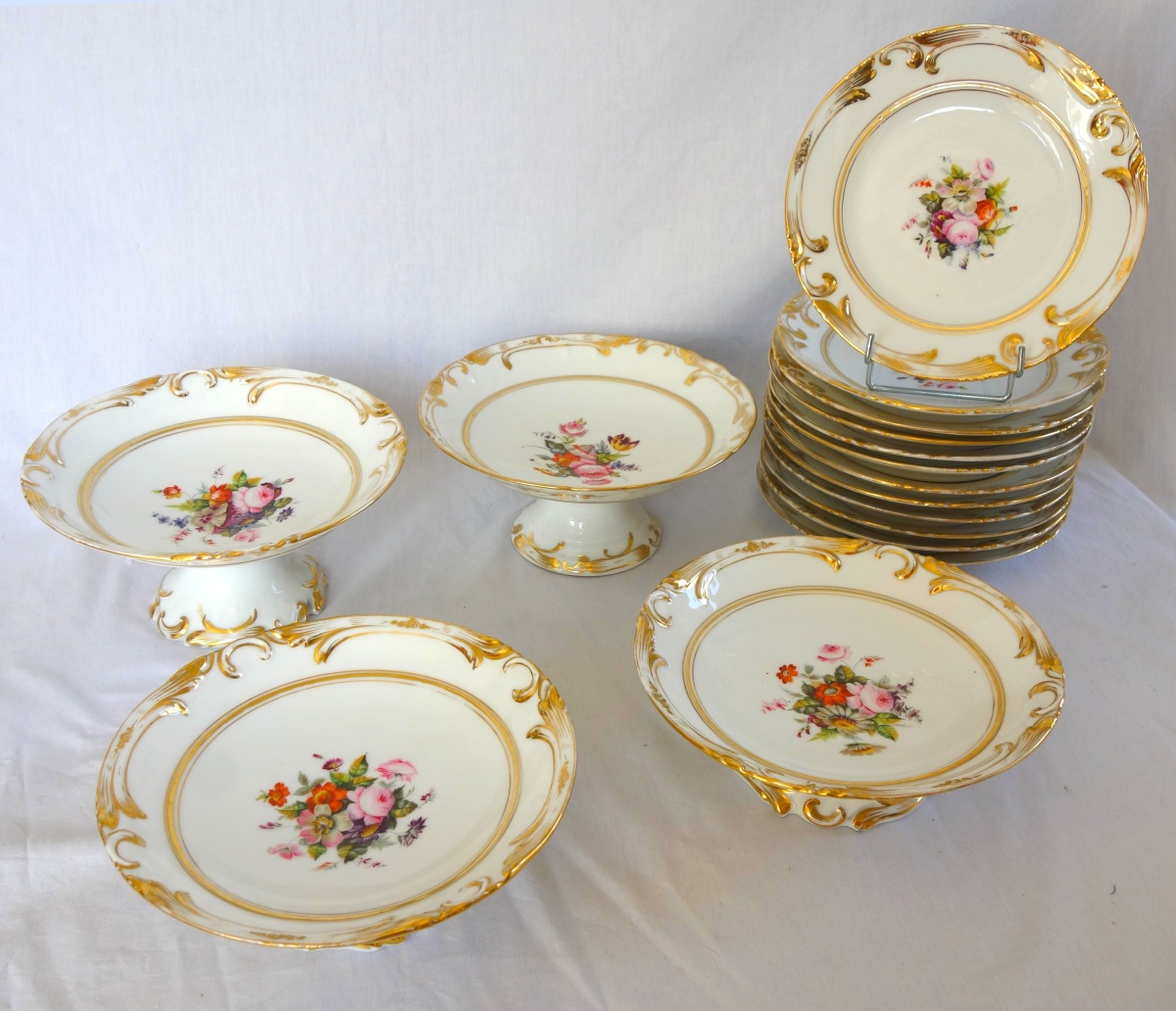 Détail — Service à dessert : 12 assiettes et 4 plats en porcelaine de Paris à décor fleuri - vers 1840