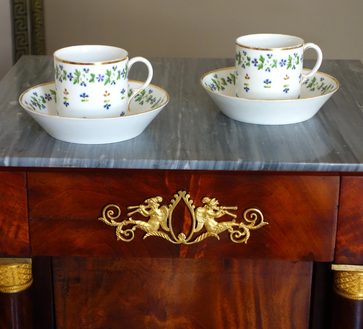 Détail — Manufacture du Duc d'Angoulême - paire de tasses litron aux Barbeaux en porcelaine XVIIIe signées