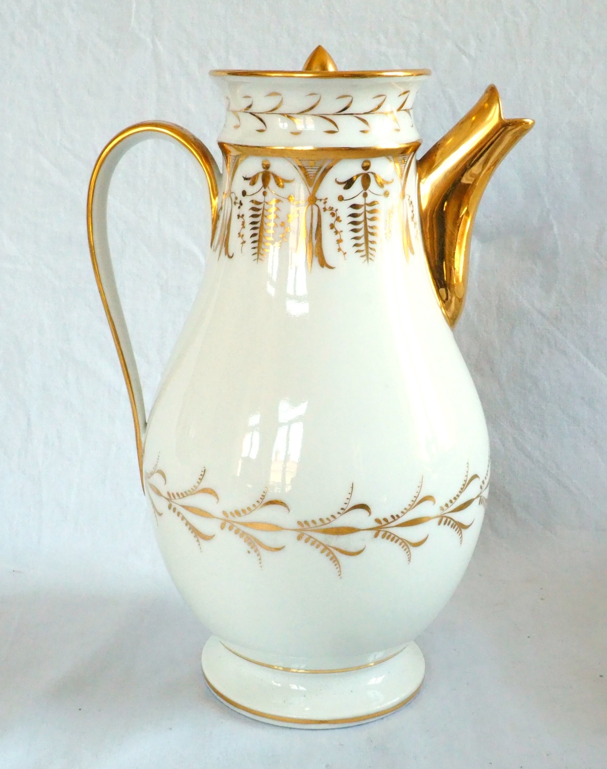 Détail — Verseuse, cafetière d'époque Empire en porcelaine de Paris attribuée à Locré