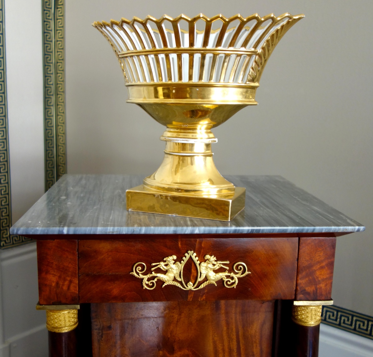 Détail — Coupe ajourée de forme navette, porcelaine de Paris dorée à l'or, époque Empire Restauration