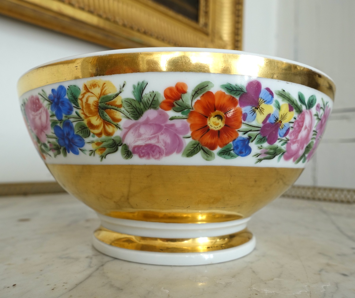 Detail — Polychromatic Paris porcelain biscuit bowl, Charles X period - circa 1830