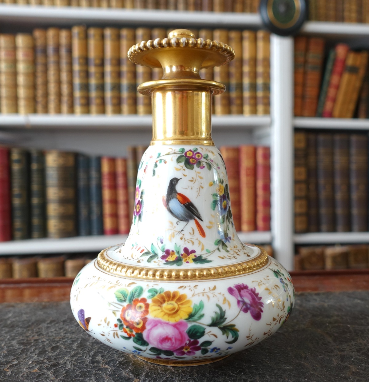 Detail — Manufacture Darte - porcelain bottle - Charles X period - signed