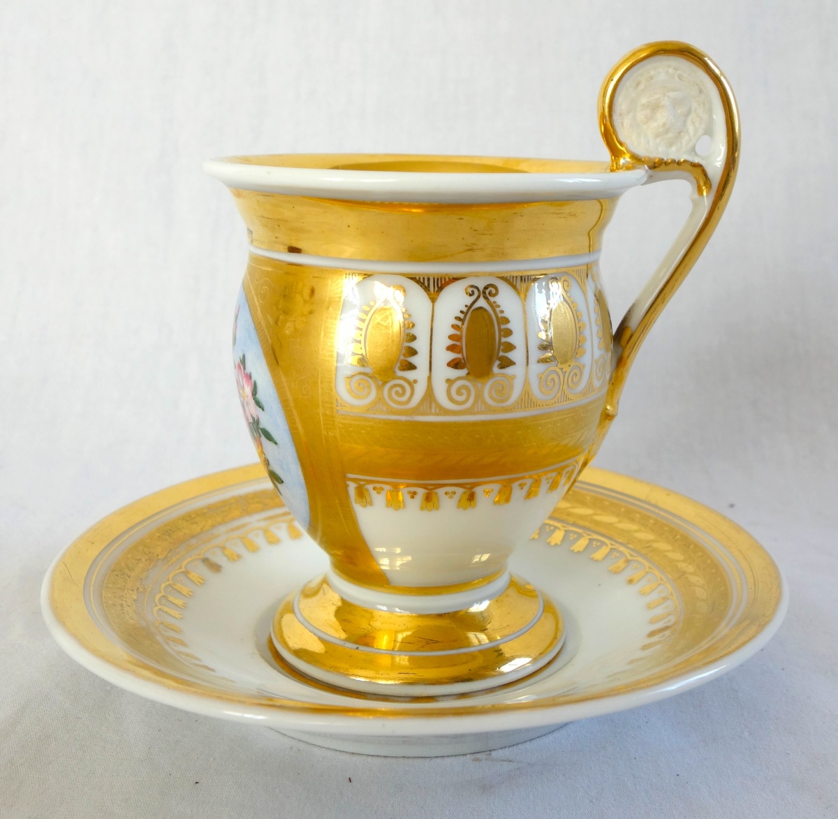 Détail — Tasse à café ovoide en porcelaine de Paris à riche décor floral et or, époque Charles X - 1820