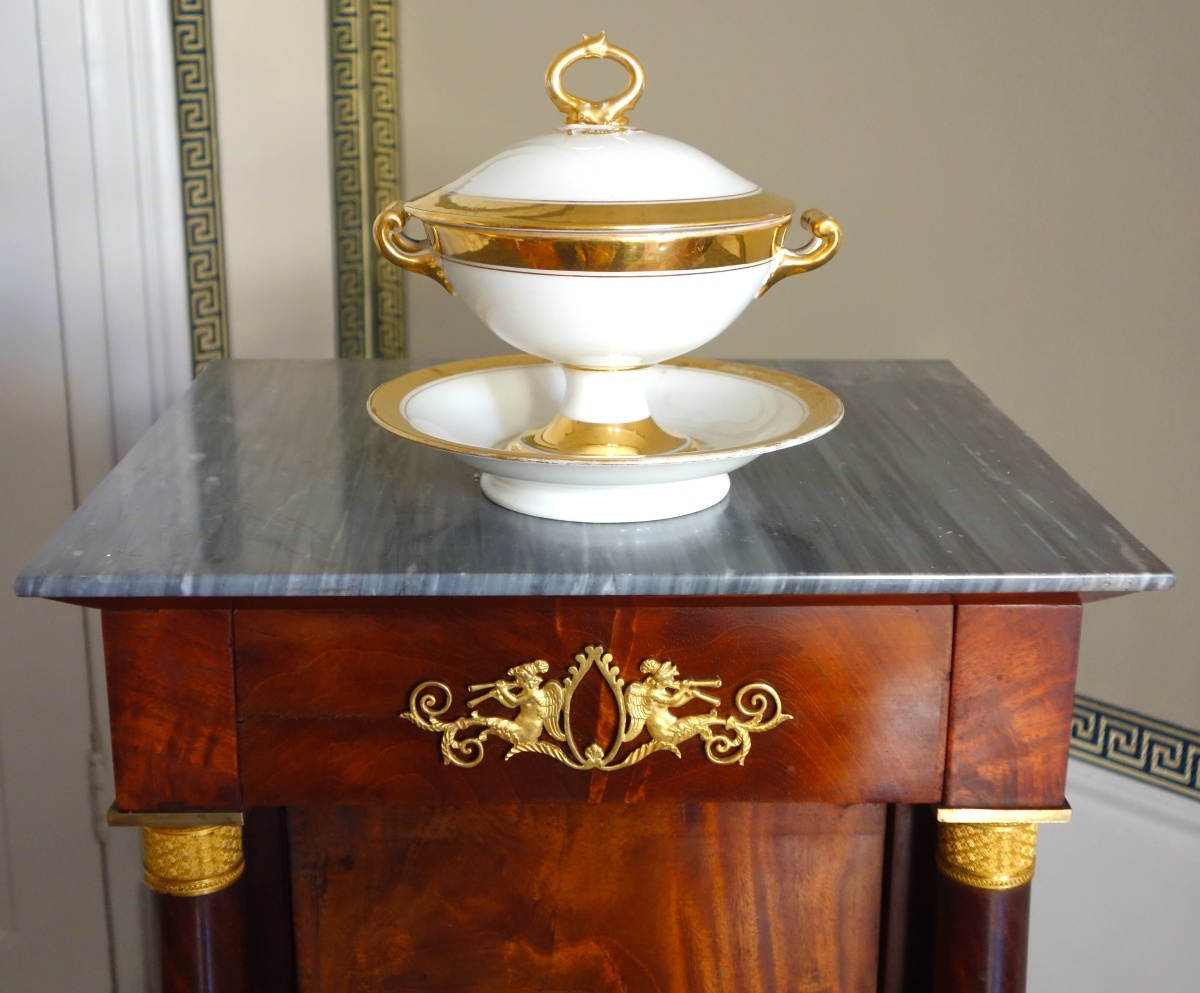 Détail — Bouillon en porcelaine de Paris blanche et or, XIXe siècle vers 1830