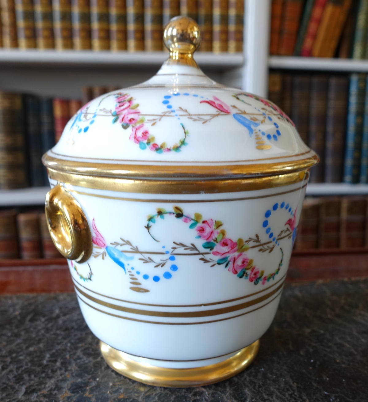 Détail — Grand sucrier Louis XVI à décor floral en porcelaine de Paris d'époque fin XVIIIe / début XIXe