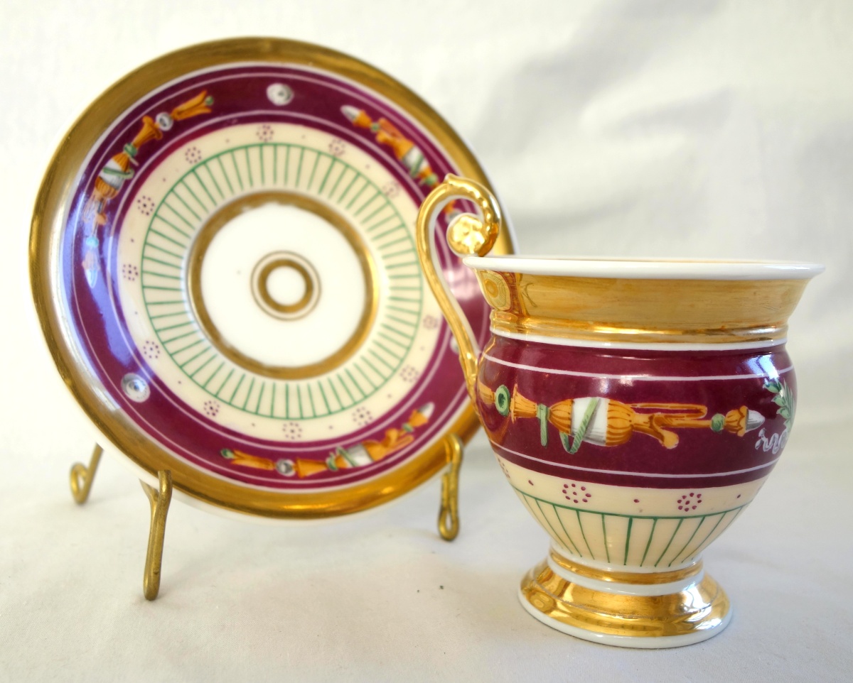 Détail — Empire Paris porcelain coffee cup enhanced with fine gold, polychromatic background