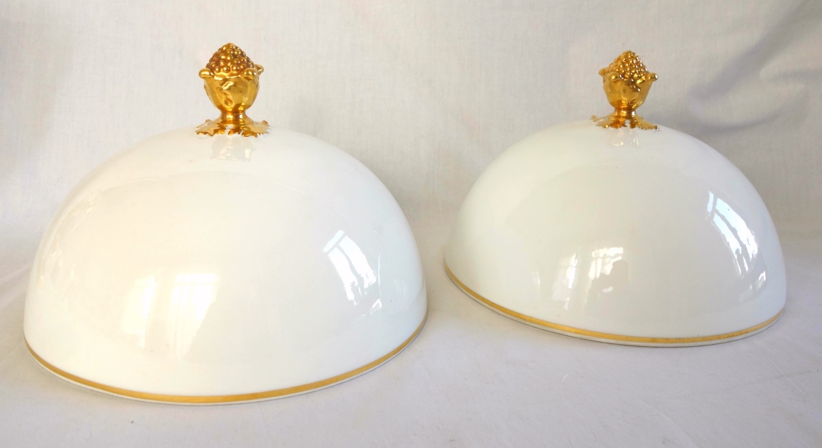 Détail — Manufacture Honoré - paire de cloches à plats en porcelaine blanche et or, époque Restauration