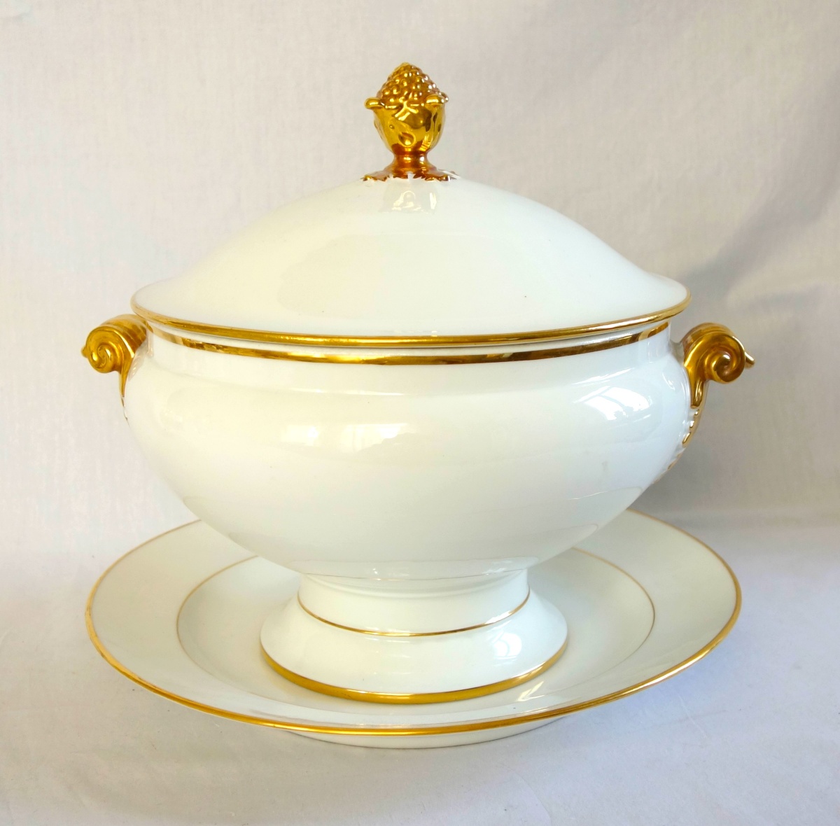 Détail — Manufacture Honoré - Paris porcelain soup tureen enhanced with fine gold
