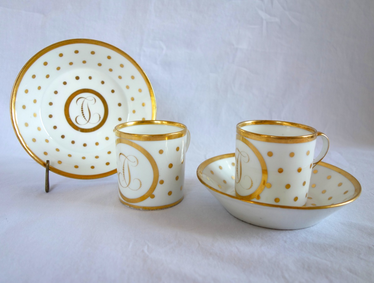 Détail — Pair of Paris porcelain coffee cups enhanced with fine gold, Empire period