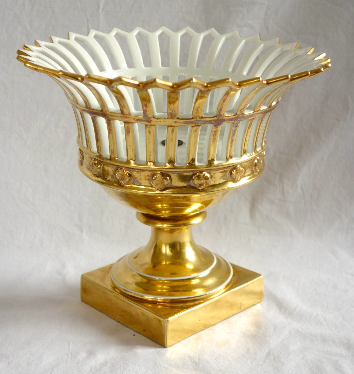 Détail — Coupe ajourée en porcelaine de Paris dorée à l'or d'époque Empire / Restauration