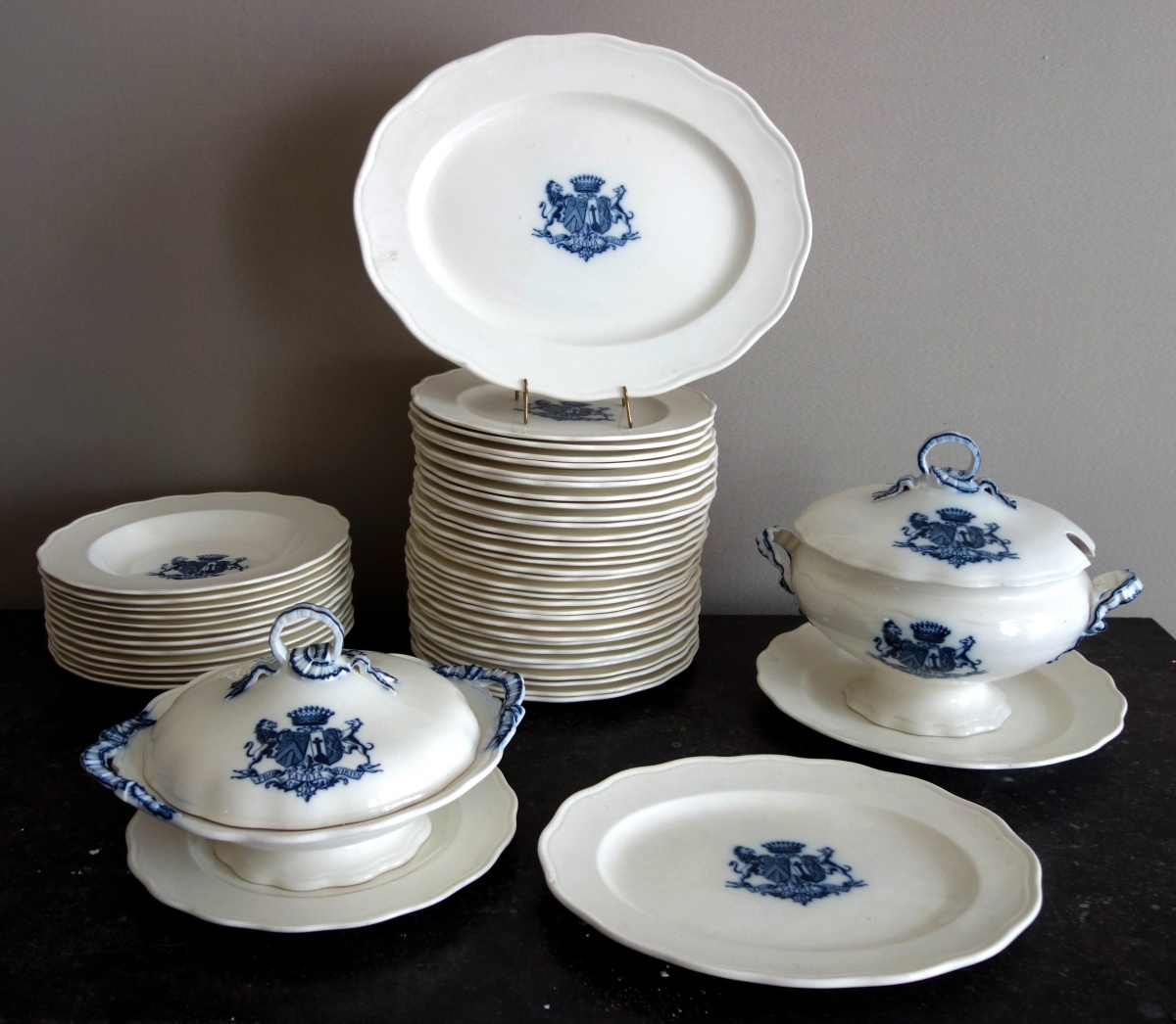 Détail — 19th century earthenware table set, coat of arms, Brown-Westhead Moore & Cie - 46 pieces