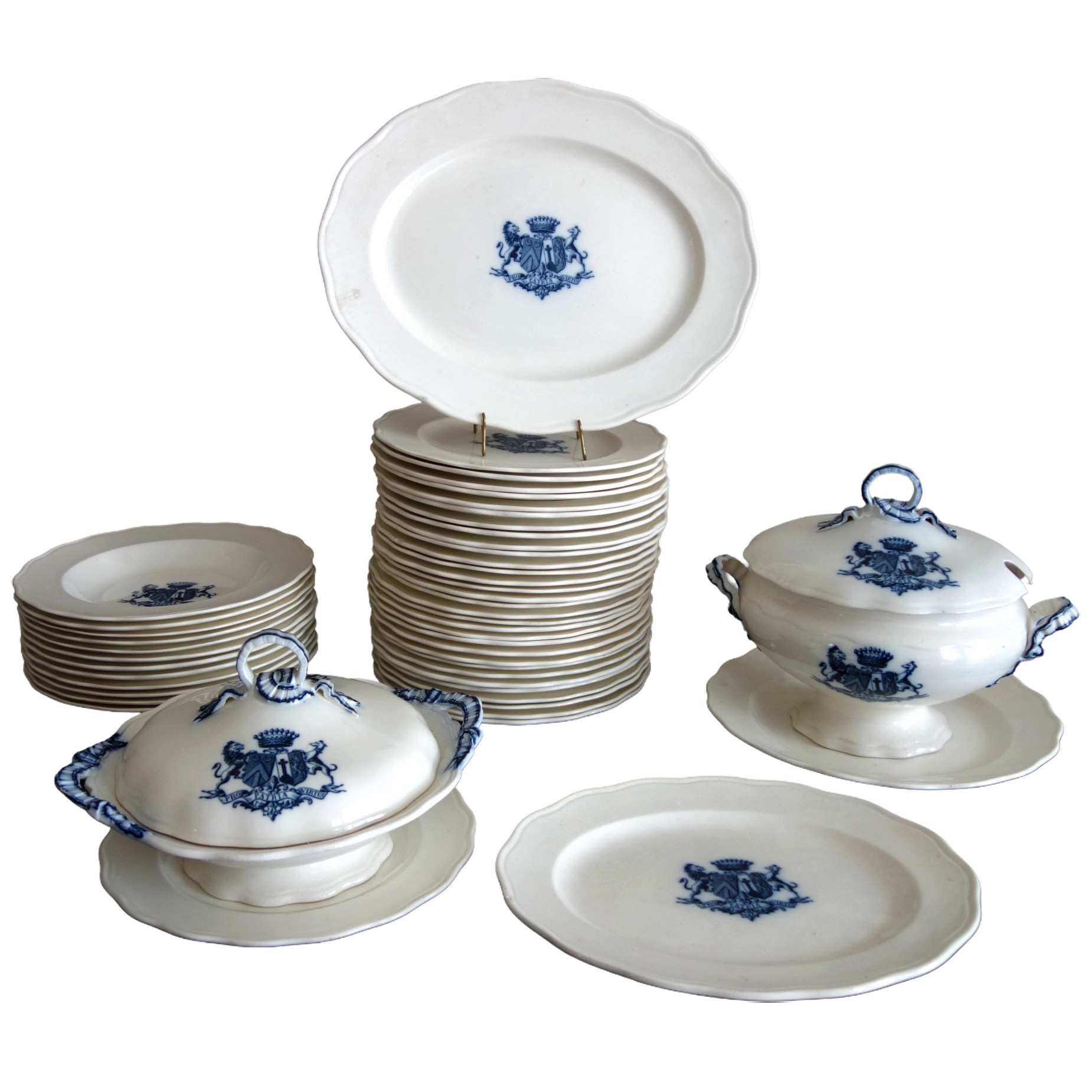 Famille de Galbert - service de table armoirié en faience Brown-Westhead Moore & Cie, 46 pièces