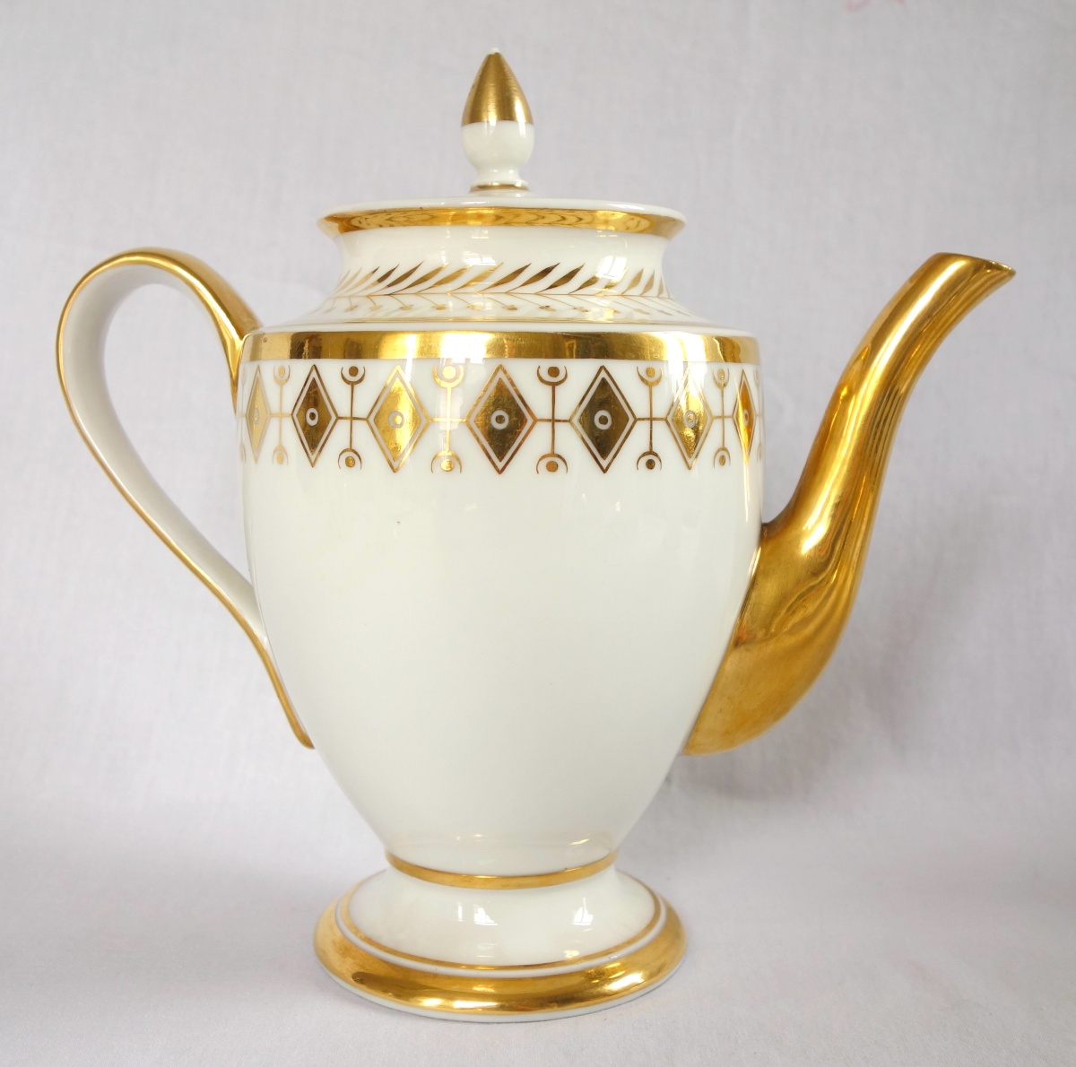 Détail — Manufacture Nast - Empire Paris porcelain coffee pot enhanced with fine gold