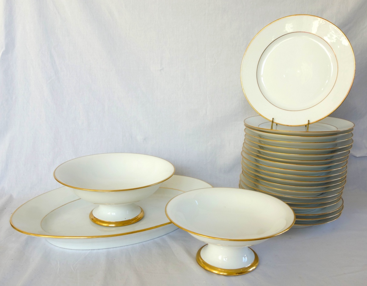 Détail — Manufacture Honoré : service de table pour 18 personnes en porcelaine blanche à filets or signé
