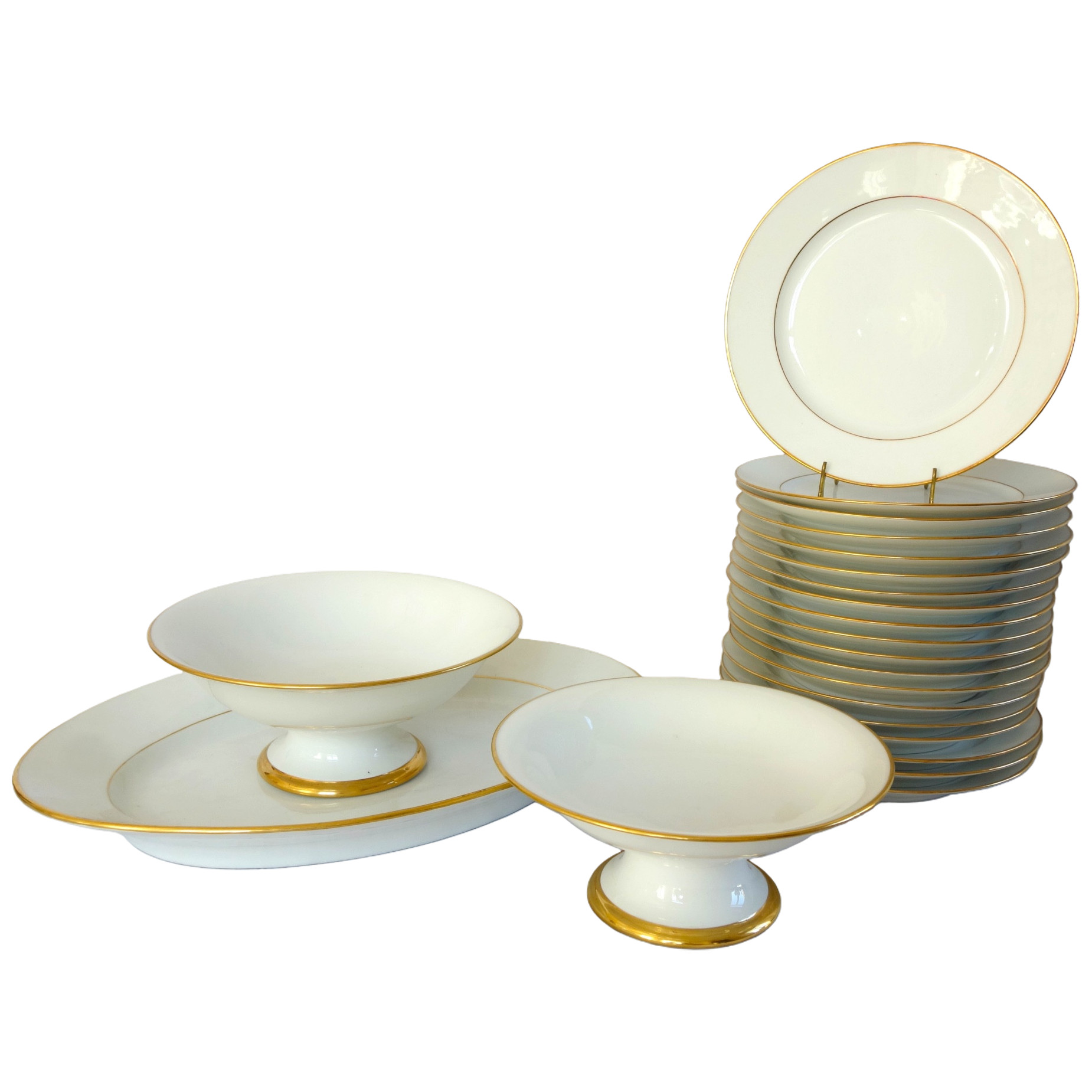 Manufacture Honoré : service de table pour 18 personnes en porcelaine blanche à filets or signé