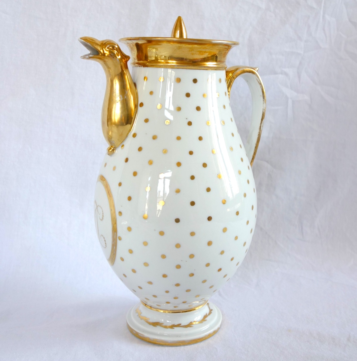 Détail — Verseuse, cafetière en porcelaine de Paris d'époque Empire à décor pointillé à l'or monogramme