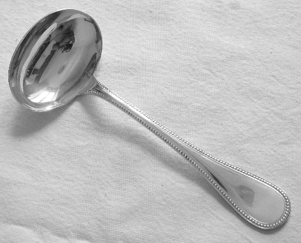 Détail — Louche à crème en métal argenté, Christofle, modèle Perles