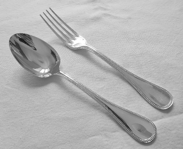 Détail — Couvert de table en métal argenté, Christofle, modèle Perles