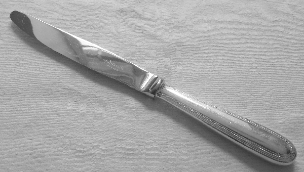 Détail — Couteau de table en métal argenté, Christofle, modèle Perles