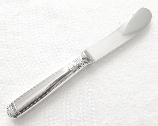 Detail — Christofle : silver plated butter knife, Malmaison pattern