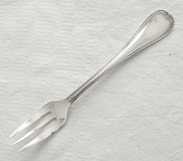 Détail — Fourchette à gâteaux en métal argenté, Christofle, modèle Malmaison (style Empire)