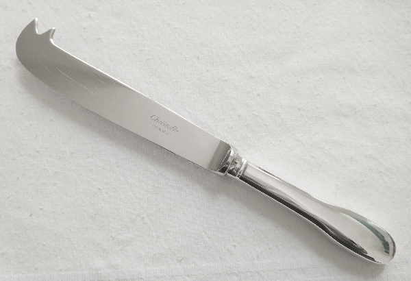 Détail — Couteau à fromage en métal argenté, Christofle, modèle Cluny (couteau de service) (Uniplat / Vieux Paris)