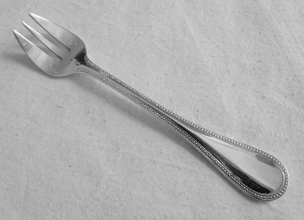 Détail — Fourchette à huîtres en métal argenté, Christofle, modèle Perles