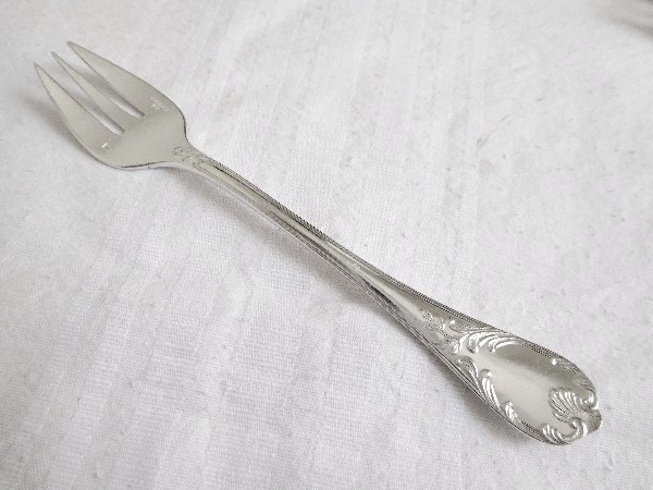 Détail — Fourchette à huîtres en métal argenté, Christofle, modèle Marly (style Louis XV)