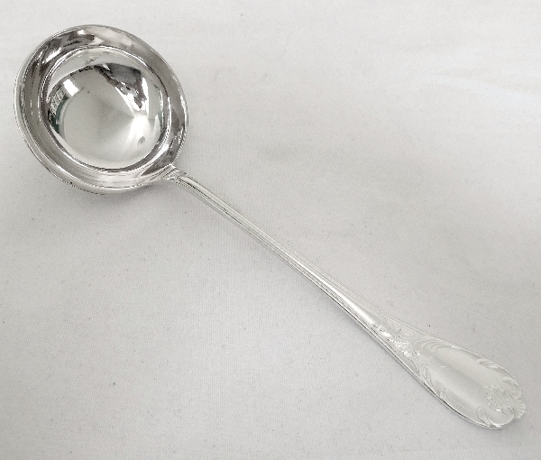Détail — Cuillère / louche à crème en métal argenté, Christofle, modèle Marly (style Louis XV)