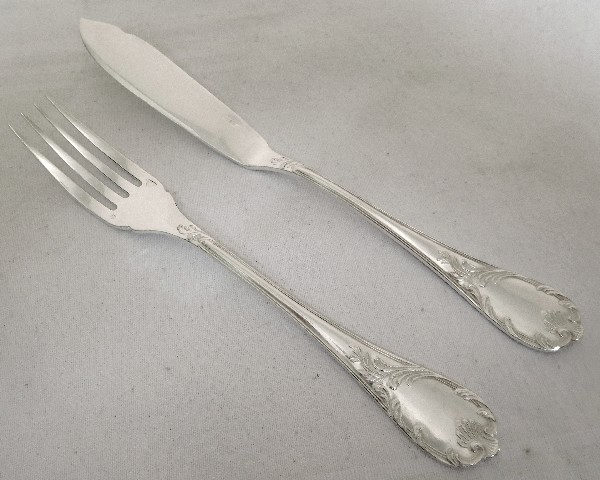 Détail — Couvert à poisson en métal argenté, Christofle, modèle Marly (style Louis XV)