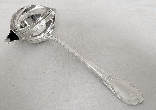Détail — Cuillère à sauce en métal argenté, Christofle, modèle Marly (style Louis XV)