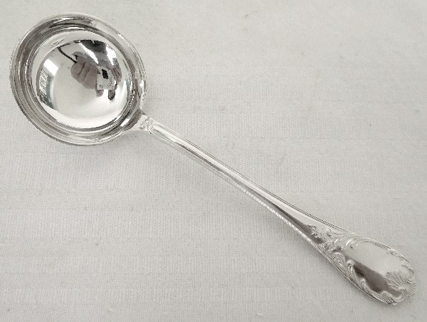 Détail — Cuillère à sucre ou confiture en métal argenté, Christofle, modèle Marly (style Louis XV)