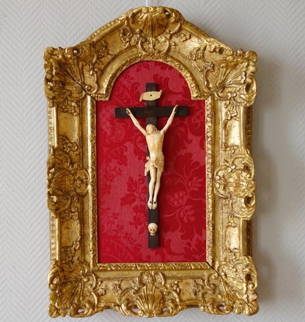 Détail — Christ en ivoire, crucifix de fond de lit d'époque XVIIIe siècle - bois sculpté et doré à l'or fin