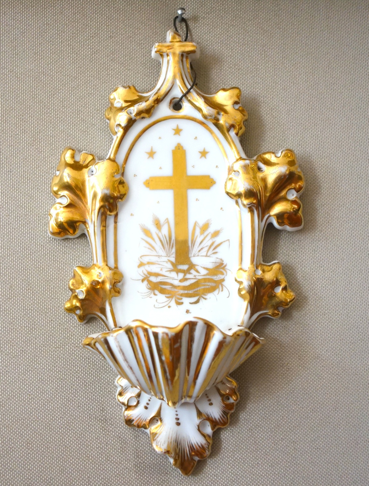Détail — Bénitier en porcelaine de Paris blanche et or vers 1840 - objet catholique traditionaliste