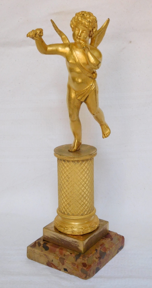 Détail — Amour en bronze doré au mercure, socle marbre brèche d'Alep, époque Restauration